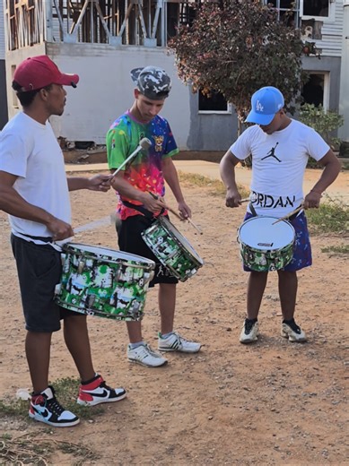 Tambores de Samba Tropikal: Ritmos Irresistibles