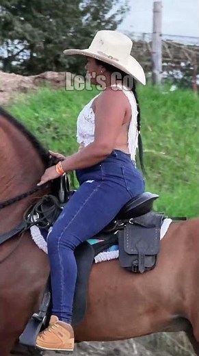 Stunning Ladies Riding | Cabalgata Colombia | #rodeo #cowgirl #curvy #beautifulwomen
