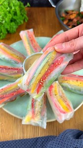 Sommerrollen mit Erdnuss Dip 🥜 Zum Rezept: https://www.foodwerk-blog.de/sommerrollen-mit-erdnusssauce/ | foodwerk.de