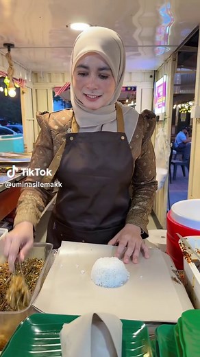 Resepi Nasi Lemak Umi: Bekas Petok vs Bakul?