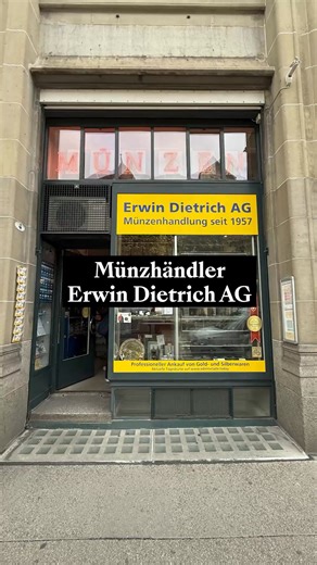 Wir haben die Münzenhandlung Erwin Dietrich AG in Zürich besucht und waren überrascht, wie viele Leute dort täglich vorbeischauen! 😆 🪙 Wofür die meisten Kund:innen kommen, erfährst du im Video 🌟 💭 Was meinst du, wie viele Menschen täglich die Münzenhandlung Erwin Dietrich in Zürich besuchen? Schreib’s in die Kommentare! 👇 *** Nous avons visité le magasin de pièces de monnaie Erwin Dietrich SA à Zurich et avons été surpris du nombre de personnes qui s'y rendent chaque jour ! 😆 🪙 Découvrez 