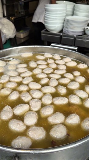 Trải nghiệm đĩa gà rút xương và phở gà đặc biệt tại Phở Gà Huyền Hương 20 Bảo Khánh