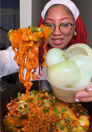 Trying the Courtney Cook onion cups with cheesy buldak ramen 🍜 🧅 #onioncups #ramen #buldak #mukbang #asmr onion cups and ramen