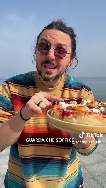 La pizza più alta di Desenzano del Garda? È da Santa 🍕 Bordo alto, alveolato, croccante fuori e soffice dentro. La nostra pizza nel padellino non è per chi cerca la classica sottile. E con la nuova stagione sono arrivati anche nuovi piatti della tradizione e opzioni vegane! Nel tardo pomeriggio parte il SantaPè 🍹: il nostro aperitivo sul lungolago, dalle 17 in poi. Ti aspettiamo. 📍 Via Lungolago Cesare Battisti 73, Desenzano del Garda
