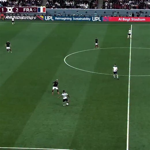 Prime LY on Instagram: "Rules change when your opponent is Real Madrid 💀 在日本，研究人员正利用智能人行道将日常活动转化为清洁能源⚡。这些道路内嵌特殊的压电材料，可以从行人的脚步中收集动能。当人们行走、奔跑或跳跃时，路面会轻微变形，从而产生机械压力。压电晶体将这种压力转化为电能🔋。这些能量可用于照亮路灯、为公共显示屏供电，甚至监测行人流量。 这种技术不仅减少了能源浪费，还展示了未来城市的无限可能🌏。在东京、京都等城市的试验区，人们的每一步都在为绿色地球贡献力量 💚。 科技让生活更环保，也让每一个脚步更有意义 ✨ #日本 #科技 #创新 #可持续 #绿色能源 #未来城市 #环保 #知识 #事实 #推荐 #你知道吗 #技术 #实验 #热门"