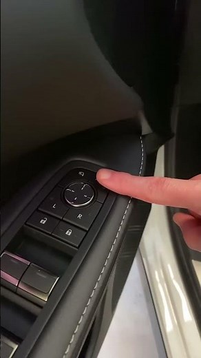 Lexus Technology Quick Tips: Auto-Folding Mirrors