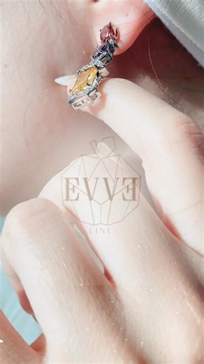 دلّلي نفسك... لأنك بتستاهلي👑 طقم كريستال متعدد الألوان مطلي بالروديوم ، مصمّم خصيصًا ليكمّل أناقتك ويعبّرعن ذوقك الرفيع. مناسب كهدية فاخرة 🎁أو قطعة أساسية في مجموعتك 💜 تخفيضات نهاية السنة بدات ! استخدم كود AUTUMN25 – خصم 25٪🔥على جميع القطع لمدة 3 أيام فقط !! - توصيل مجاني 🇦🇪 - خدمة تابي متاحة للتقسيط💰 - تغليف جاهز كهدية 🎁 –اضغط الآن وتسوق قبل انتهاء الوقت ⏰ Enjoy 25% OFF🔥 with the code AUTUMN25 🍁 Offer valid for 3 days only — limited pieces available ! www.evveline.com 🌐 | Evveline.je