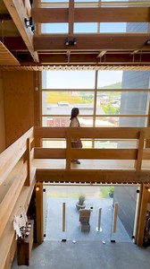 MOKUYONN Building 是日本首間以實木打造的4層樓建築木造建築🌟高品質的木柴🪵和獨特的紋路及色調醞釀出一股溫暖的氛圍☺️建築內為中空設計，從最高層往下看的話能看到由各種木柴線條打造出紋路，簡單卻又不失風趣。# 室內還飄著淡淡的木頭香氣哦四層樓分別是咖啡廳、走簡約風的旅舍、工作空間以及出租包廂，能夠依據自己的需求來這裡「體驗」✨造訪長崎時，請務必請來這個富含美感的木造建築走走唷～🌐HP：https://www.ikikankou.com/spot/10460#日本 #日本旅行 #九州 #九州旅行 #長崎 #長崎旅行 #壱岐 #木造建築 #日本施設 #discovernagasaki #visitjapan #visitkyushu #visitnagasaki #japantrip #kyushutrip #nagasakitrip #壹岐 | 發現長崎-Discover Nagasaki