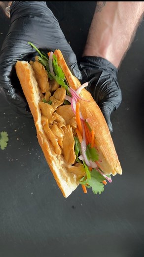 METRO France on Instagram: "C’est vous qui l’avez choisi, aujourd’hui avec @metro_france on part sur une recette de Banh mi au poulet. 🥙 J’adore cette recette car elle est hyper rapide à réaliser et c’est toujours un régal ! 😋 Ingrédients pour 2 Banh mi : Marinade : ⁃ 2 Filets de poulet jaune METRO Chef ⁃ 2 Càs sauce Hoisin ⁃ 3 Càs Sauce soja sucrée METRO Chef ⁃ 1 Càs Vinaigre de riz ⁃ 1 Càs Huile de sesame ⁃ 1 Càc Gingembre moulu ⁃ 2 Gousses d’ail haché Légumes en pickles : ⁃ 1 Carotte ⁃ 1 Oi