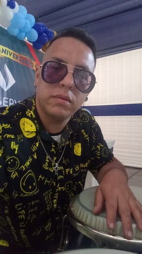 Tocando congas | Juan Castañeda Briones