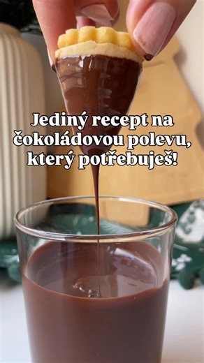 Veronika Smolíková | VERI SWEET on Instagram: "RECEPT 👇🏻👇🏻👇🏻 Samotná čokoláda je na polévání příliš hustá, takže je potřeba ji naředit. Nejlepší volbou je kakaové máslo, které čokoládu nejen naředí, ale zároveň zachová její lesk i křupnutí. Používá se přibližně 10–15 % kakaového másla z celkové hmotnosti čokolády, podle toho, jak tekutou polevu potřebujeme. 👉🏻 Takže na 100 g čokolády je to 10–15 g kakaového másla. Postup: Čokoládu i kakaové máslo rozpustíme po intervalech v mikrovlnné tr
