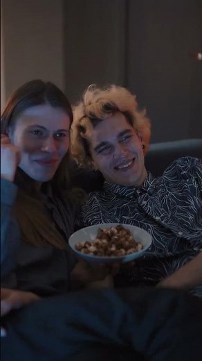 Best iPhone 17 & iPhone 17 Pro Max Projector For Wireless Streaming