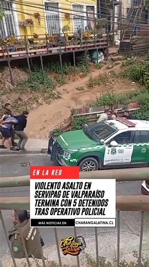 Cinco hombres fueron detenidos por Carabineros luego de protagonizar un robo con intimidación en un Servipag del centro de Valparaíso. Los sujetos ingresaron armados, sustrajeron dinero y escaparon hacia el cerro Litre, donde fueron interceptados tras un seguimiento táctico de la SIP. En el operativo se recuperaron armas, vehículos y parte del botín. La PDI quedó a cargo de las diligencias investigativas, incluyendo revisión de cámaras y análisis del sitio del suceso. No se registraron civiles l