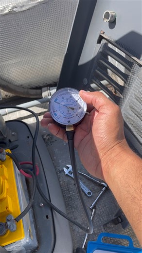 Uno de los problemas más comunes en estos generadores es un regulador de gas defectuoso. Cuando el regulador no mantiene la presión correcta, el generador puede: • Hacer varios intentos de arranque sin éxito. • Apagar el motor poco después de encender. • Mostrar códigos de falla como Overcrank o Underspeed. Esto ocurre porque el motor no está recibiendo el flujo de gas adecuado (ya sea propano o gas natural). En algunos casos, el regulador se obstruye con residuos o humedad, afectando el suminis