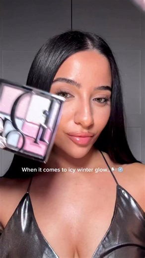 Tanem Cakir on Instagram: "No words just Dior’s cool toned frosted icy winter glow… 🌬️🤍 As someone who lives for cool tones, I can’t describe how much I’m in love with this highlighter palette. It has 2 shades with glittery finish (blue and white) and 2 shades with more silky smooth finish (pink and lilac). I’m just a liiitle disappointed with that baby blue shade but overall it’s breathtaking. And that lipgloss, well I have no words to say about it 🩵 @diorbeauty glow maximizer palette “002 f