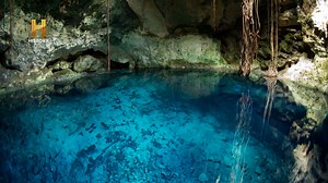 1M views · 41K reactions | Las descripciones del Tlalocan provienen de chamanes aztecas, quienes eran guías espirituales capaces de acceder a este mundo místico mediante remolinos durante estados oníricos. Estas descripciones se asemejan al cenote Angelita en Yucatán. | HISTORY | Facebook