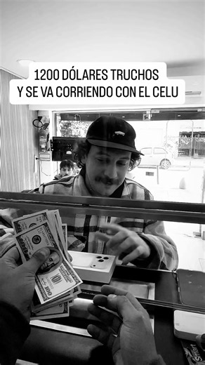 Parecía una venta normal hasta que empezamos a revisar los billetes… 💀💵 Uno trucho. Después otro. Y otro… ERAN TODOS 😂 Imaginate entregar el iPhone y darte cuenta después ☠️ Por eso en el local revisamos cada dólar antes de entregar un equipo. Ahora quiero saber algo 👇 ¿Vos te hubieras dado cuenta? 👀