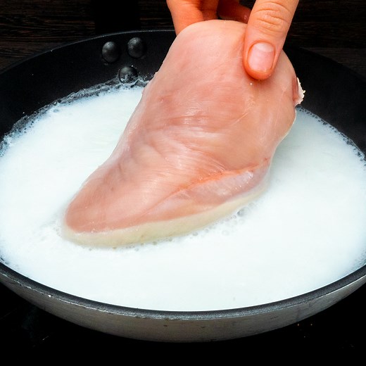 Comment faire cuire le blanc de poulet le plus délicieuse pour le dîner correctement! Ingrédients: blanc de poulet - 1 pièce lait - 1 litre Faire bouillir 5 mn oeufs - 2 pièces lait - 150 ml sel - 10 g farine - 50 g levure chimique - 8 g origan - 7 g mozzarella - 100 g Taille du moule 22 cm courgettes - 1 pièce poivron rouge - 50 g tomates - 2 pièces mozzarella - 100 g AU FOUR À 180°C/40 minutes Pour la salade: poivron rouge - 1 pièce poivron jaune - 1 pièce concombres - 2 pièces tomates cerises