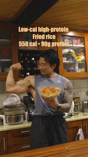 Give my Low-cal, high-protein, high-fibre fried rice a try kings and queens 🫶 Let me know what you think 🫶 Ingredients: 300g frozen cauliflower rice 1 serve frozen mixed veggies 250g cooked smoked chicken breast (swap: tuna, lean beef mince, chicken breast, or any lean protein) 1 whole egg ~100g egg whites Onion powder Garlic powder Soy sauce Sriracha