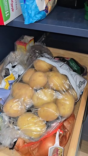 Stop microwaving dry potatoes! 🤯 This viral wet paper towel hack steams your spud to fluffy perfection in under 10 minutes. The quickest baked potato hack you'll ever need! #microwave #potatohack #cookinghacks #foodtok #quickdinner #lifehack | N.hacks.tips