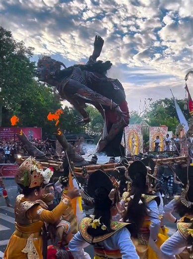 Penampilan Ogoh-Ogoh Banjar Gemeh di Pembukaan PKB Denpasar 2026