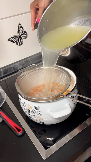 Bela pileća čorba VIDEO RECEPT kako napraviti Tokom hladnih dana ne postoji ništa bolje i ukusnije od domaće, tople čorbe sa puno povrća. Danas vam predstavljamo upravo takav recept, za belu pileću čorbu. Priprema se veoma jednostavno i ne zahteva puno veština, a možemo da vam garantujemo da će se dopasti svakome ko je bude probao. . . #Čorba #domacakuhinja #Supica #marininakuhinja #domacahrana #UradiSam #foodlovers #reelfood #hrana #topliobrok #zimskirecepti #recept #balkan #kremasto | Najbolji