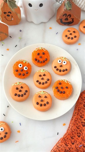 Oreo Pumpkin Cookies 🎃🍪 The perfect Halloween dessert! #halloweenfood #fallvibes #pumpkinrecipe