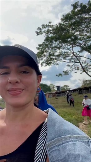 Angela Perdomo on Instagram: "Súper contentas a paseito ☺️🤗🌏 #fblifestyletyle #motivación"