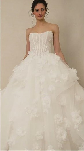 Layers of tulle + blooming flowers = bridal perfection 🌷 💕