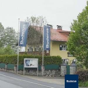 Innovatives Heizen, nachhaltiges Wohnen. 💪 Buderus zeigt, wie's geht! Die ausgeklügelte Heiztechnik des Hauses umfasst die effiziente Luft-Wasser-Wärmepumpe WLW196i AR S , kombiniert mit einer hochmodernen Photovoltaik-Anlage auf dem Dach. Das ist nicht nur im Sinne der Nachhaltigkeit, sondern bietet auch maximalen Komfort und Energieeffizienz. 🤩 Erfahren Sie mehr im Video. 👇 | Buderus Österreich