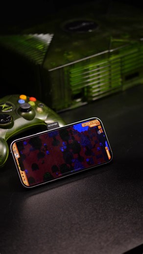 The abxylute M4 is an ultra-portable, 1.94 oz (55g) mobile controller that magnetically snaps onto the back of your iOS or Android device, transforming your phone into a console-grade handheld without the bulk of traditional telescopic grips. Featuring drift-resistant Hall Effect joysticks and precision analog triggers, this compact device connects via Bluetooth and utilizes a unique swivel mechanism that allows you to instantly rotate it from a discreet phone stand into a full gaming setup. Des