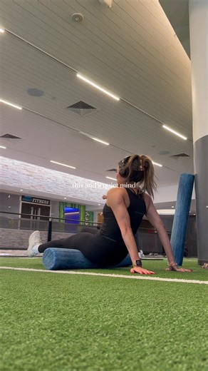 Myofascial Foam Rolling 🤍 Foam rolling can help: ✨ Improve tissue quality ✨ Increase mobility ✨ Reduce muscle tension How to roll effectively: • Roll slowly and with control • Pause on tender spots for ~30 sec (1–3 sets) • Breathe and let your muscles relax • Avoid rolling directly over joints or the low back Best times to roll: 💪 Post-workout / rest days (before stretching for better results!) #Recovery #Fitness #workout