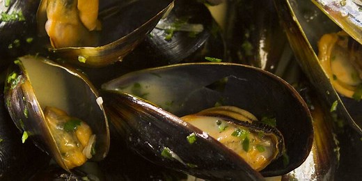 MUSSELS (MOULES) MARINIERES A simple classic French dish made in 15 minutes and tastes incredible! See recipe here: www.recipe30.com/mussels-mariniere.html | Recipe30