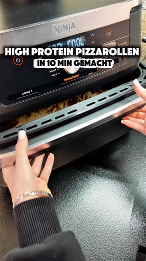 Stefanie Gartung-Deppner on Instagram: "Zum Rezept ⬇️⬇️⬇️ High Protein Pizzarollen 😍🍕 ✅ Airfreyer (oder Backofen) ✅ 10-Min-Blitz-Rezept Abspeichern, unbedingt ausprobieren und folgen nicht vergessen für mehr solcher Rezepte 😊! Zutaten (für eine Pizzarolle - ihr könnt das Rezept dann beliebig vervielfachen): - 1 More Protein Wrap - 30 g passierte Tomaten - Spritzer Tomatenmark - Gewürze (bei mir More Spices Kräutersalz & Italian Allrounder) - 3 Scheiben Light Salami - 30 g geriebener Käse Ligh