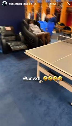 🚨🚨TRENDING🚨🚨#Giants fans are very “CONCERNED” after Malik Nabers caught rookie first-rounder Arvell Reese sleeping in the locker room today.Last year, first-round pick Abdul Carter reportedly struggled throughout the year, sleeping in meetings.😬