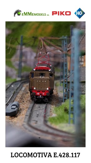 🇮🇹 Locomotiva Elettrica E.428.117 delle FS DEP. LOC. Mestre – Prima Serie Epoca IV (1967–1989) 🚆 Un’autentica icona della trazione elettrica italiana prende vita in scala H0. La E.428.117 FS di prima serie, unità di seconda generazione, è riprodotta da PIKO con estrema fedeltà nella versione DEP. LOC. Mestre, ambientata in Epoca IV. Commissionate nel 1937 ed entrate in servizio dal 1938, le E.428 di prima serie si distinguono per le prese d’aria laterali alte (12 per lato) e per la tiranteria