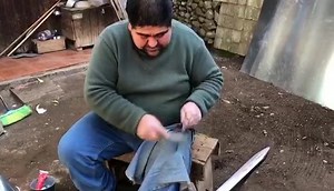 💚 EMPRENDEDOR DEL MAULE #TachosParaCalentarAgua En tiempos de Pandemia seguimos apoyando a nuestros emprendedores del Maule, hoy mostrándoles artesanía en hojalata, donde se le da creación a los tradicionales tachos para calentar agua. Andrés Aqueveque, Kilómetro 64 Paso Internacional Pehuenche localidad de Armerillo, Whats App 56996944630 Una cápsula realizada por el Comunicador Francisco Pulgar Castillo @pulgarForense a un emprendedor de la comuna de San Clemente. #ApoyandoANuestrosEmprendedo