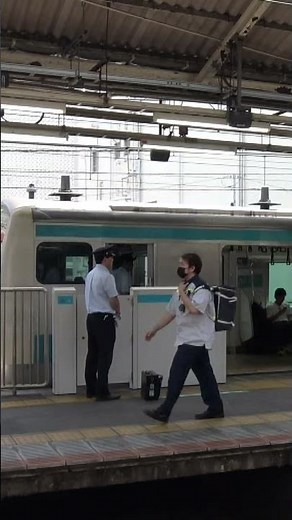 車掌さんの乗務員交代シーン（京浜東北線の蒲田駅で南行E233系）