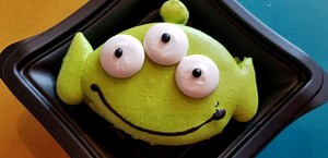 Little Green Alien Macaroons Are Out of This World Cute | Chip and Company