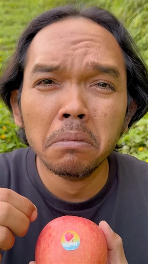 Lifehack skills: Removing apple stickers🍎#camping #lifehack #survival #bushcraft#outdoors