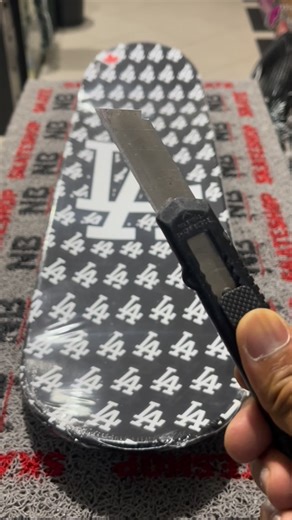 Bruno Gabriel on Instagram: "Colocando a lixinha no shape milk 🥷🔥 Use o cupom: MORCEGO 🏷️ Conheça nossa Skateshop ⬇️ - 🌐 nbskateshop.com.br. - Link na bio 🫡 - Utilize meu cupom : MORCEGO :🏷️ - Para obter aquele descontão. #skater #skate #skateshop #asmr #art"