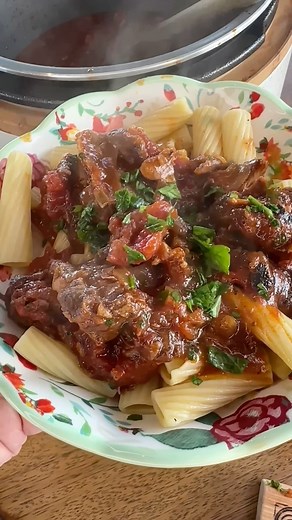 Ree Drummond - The Pioneer Woman on Instagram: "One of the best pasta sauces I’ve ever had. Heat olive oil, sear seasoned short ribs and remove, add onion, garlic, tomato paste, red wine, whole tomatoes, S&P, red pepper flakes. Add short ribs back in, then cook 3-4 hours on the stovetop, 50 minutes in pressure cooker. Remove short ribs and pull meat off the bones (most of it has already fallen off by now), shred the meat and stick it back in the sauce. Cook on the stovetop for another 30 minutes