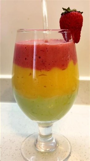 This 3-Layer Smoothie is TOO Pretty to Drink 😍🥭🥑🍓
