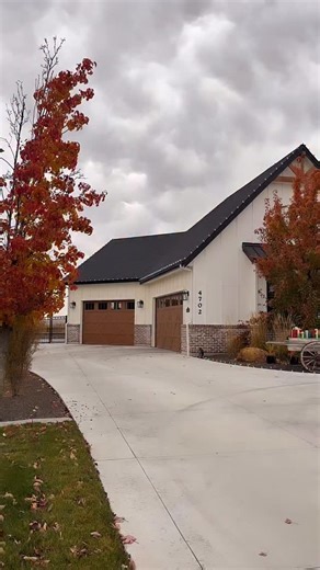 17 comments | Christmas decor is going up, but still obsessing over the fall foliage!   朗   Let’s take one last moment to enjoy the gorgeous colors on the trees, the shrubs and all the birds flying around… 癩 #fallleaves #fall #autumn #christmas #christmasdecor #curbappeal | A.milesdesign | Facebook