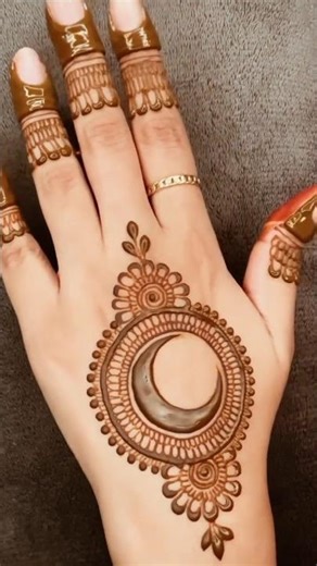 Chand wali mehandi design