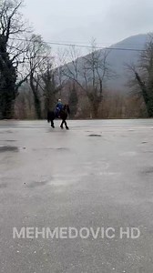 Naš hadžija Mujo BRADA Iz Konjević Polja. U jutarnjim terminima prošetao sa svojim ljepotanom kroz našu mahalu. U sedamdeset sedmoj godini života ovako jahati i držati se je za pohvalu. Uskoro ćemo snimati priču s našim Mujom, biće to jedna od boljih priča a do tada pogledajte ovaj kratki video i merak za oči. Allah da nam poživi našeg Mujagu❤️ Mehmedović HD | Domovina Bosna i Hercegovina