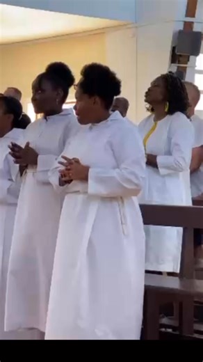 Ce matin, après la messe à l’église Notre-Dame de Fatima, les fidèles ont marché dans les rues de Mamoudzou pour honorer la Vierge Marie et sa montée au ciel. Jour férié et moment fort pour la communauté catholique, cette célébration a rassemblé de nombreux croyants venus vivre un temps de prière et de spiritualité. | Mayotte la 1ère