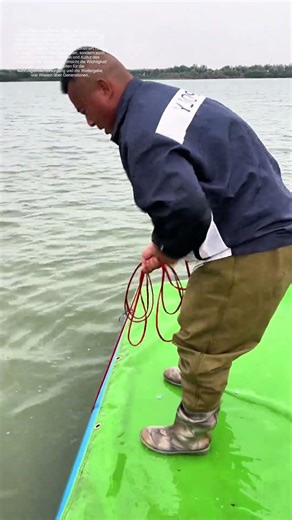 Netzfischfang am Fluss: Wie ein großer Fang die Tradition lebendig hält