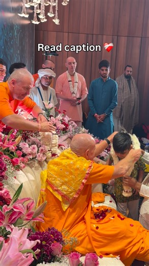 Roshnii Gupta on Instagram: "As a mother, when he went on stage to offer the garland, I was waiting for that moment. Tanavv offered it and then stood there, waiting. I was waiting too, wondering why Maharaj was not responding. In my heart, I was praying. Tanavv waited for a few minutes and was about to leave, but suddenly, Maharaj took the garland closest to his own neck and gave it to him. In that moment, Tanavv felt fulfilled and so did I. Later, while reflecting on this, I realized that Krish