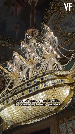 ¿Sabías que en el Palacio Real hay lámparas de distintos estilos adquiridas por los reyes a lo largo de la historia? Junto a #PatrimonioNacional, hacemos un recorrido por las más espectaculares. 🎥 Alejandro Luna (@aleelunaa2)